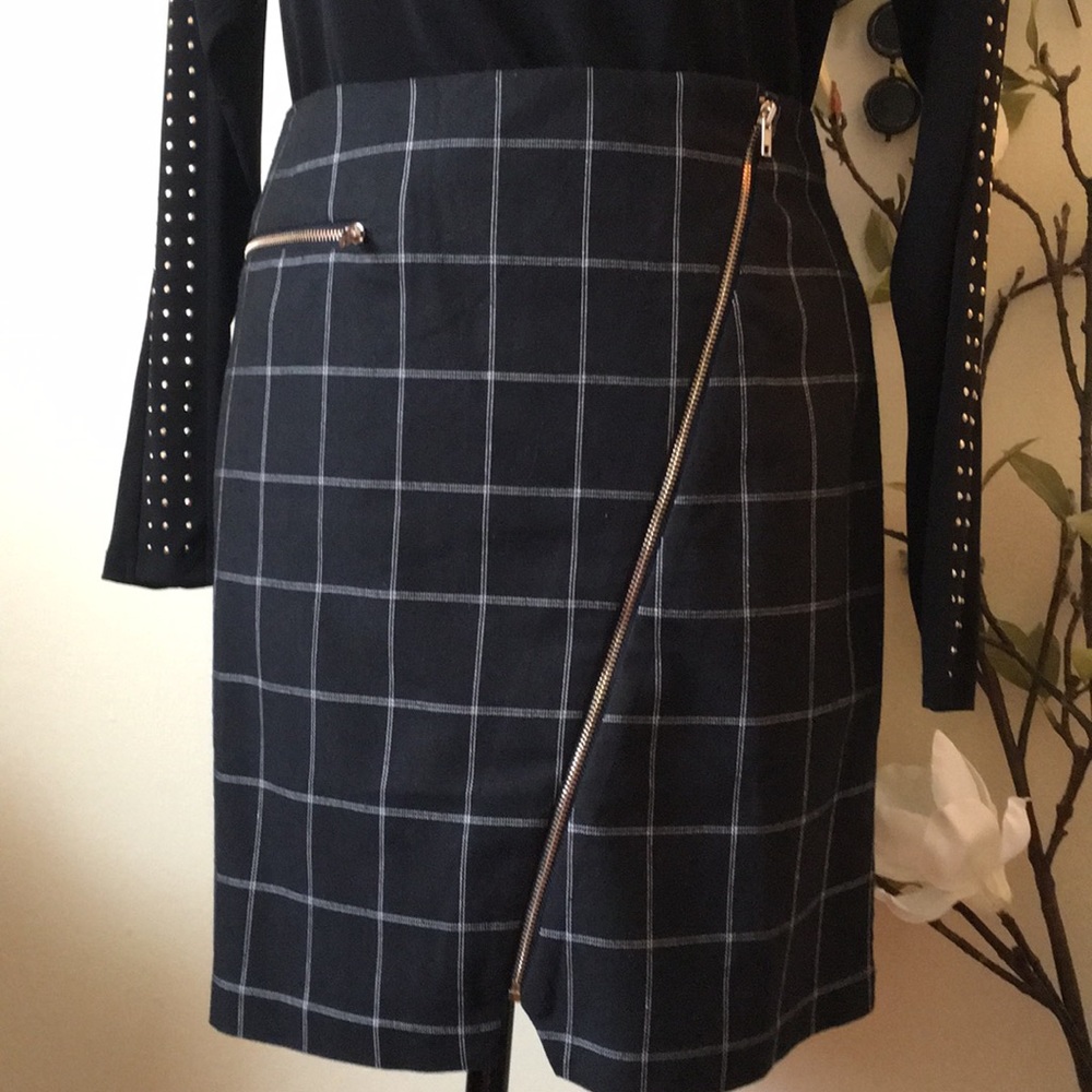 Romeo & Juliet counture Black mini skirt - Picture 2 of 8